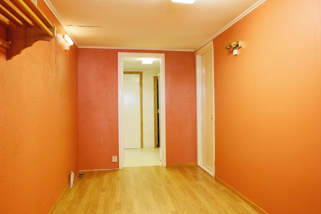 Ekonomidel mot bastun, dörr till garage