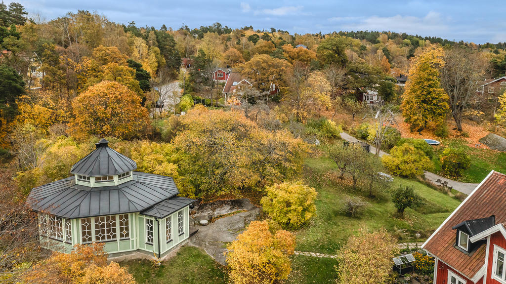 Drönarbild övre Kummelnäs gård och lusthus och gemensamma innergård 