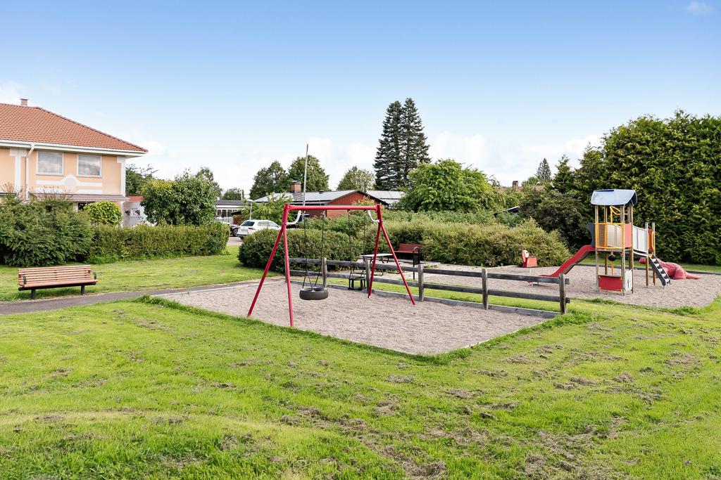 Lekpark en ligger utanför huset. 