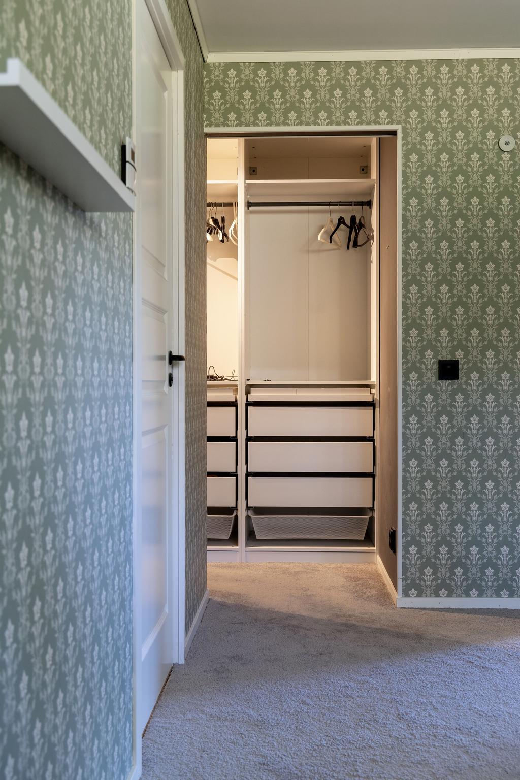 Sovrum mot walk in closet