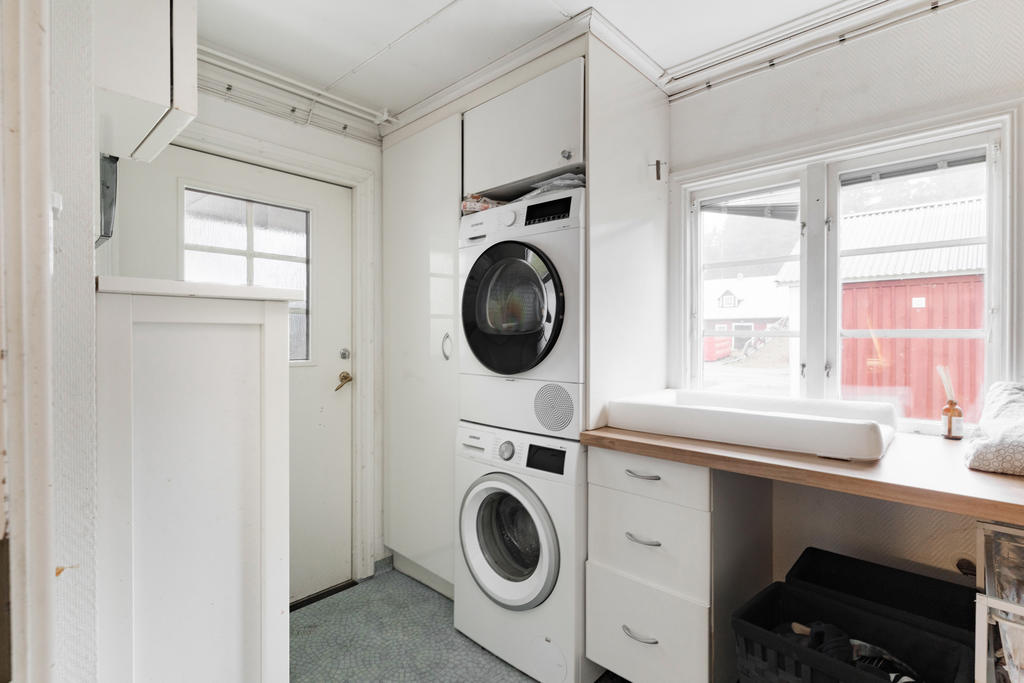 Groventré & tvättstuga i bostadshuset