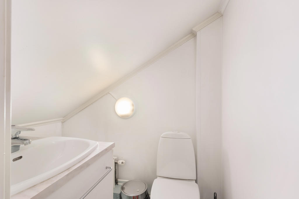 WC (övervåning i bostadshuset)