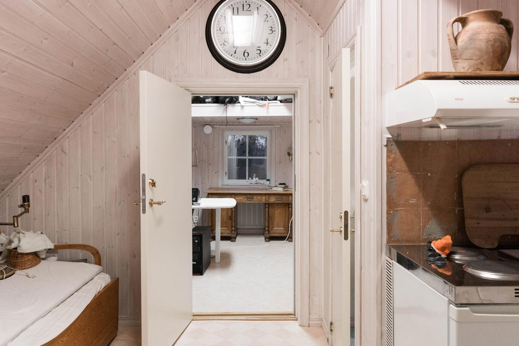 Pentry & hall i sidobyggnad