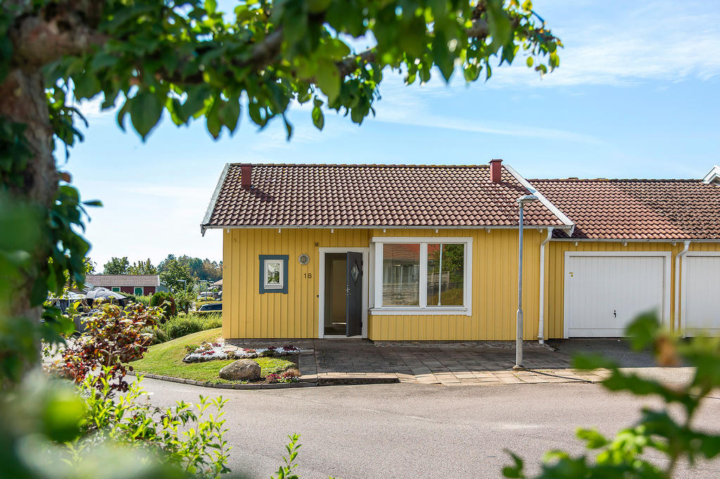 Parhus i 1 plan med vidbyggt förråd fd. garage