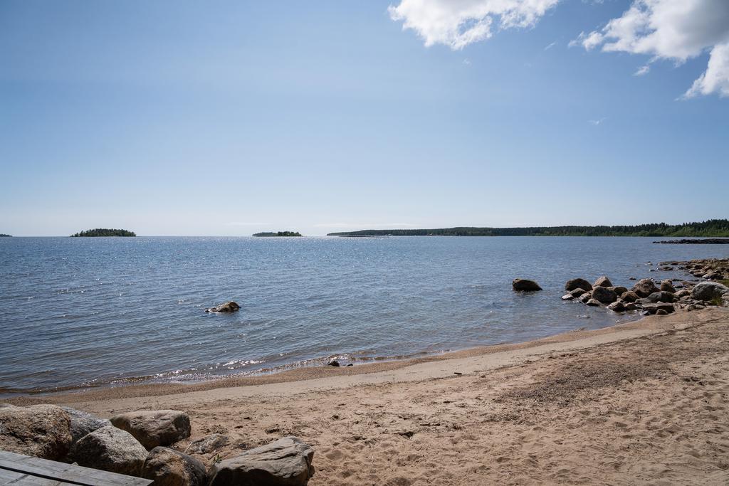 Fin badstrand nedanför stugan