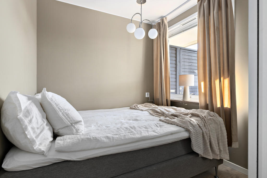 Sovrum som rymmer större säng och även garderob eller skrivbord om man önskar.