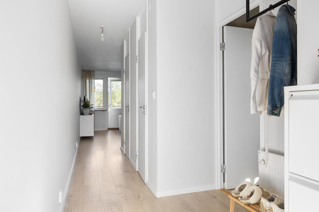 Välkommen in i en ljus och luftig hall!