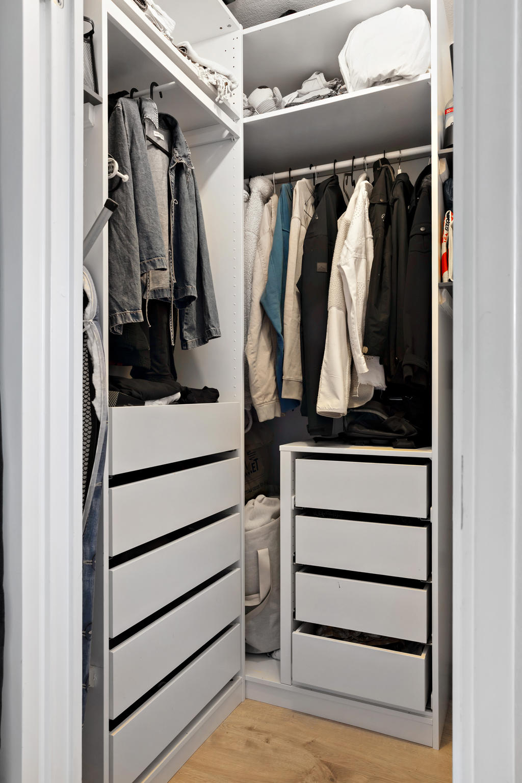 Rymlig klädkammare som du når från hallen