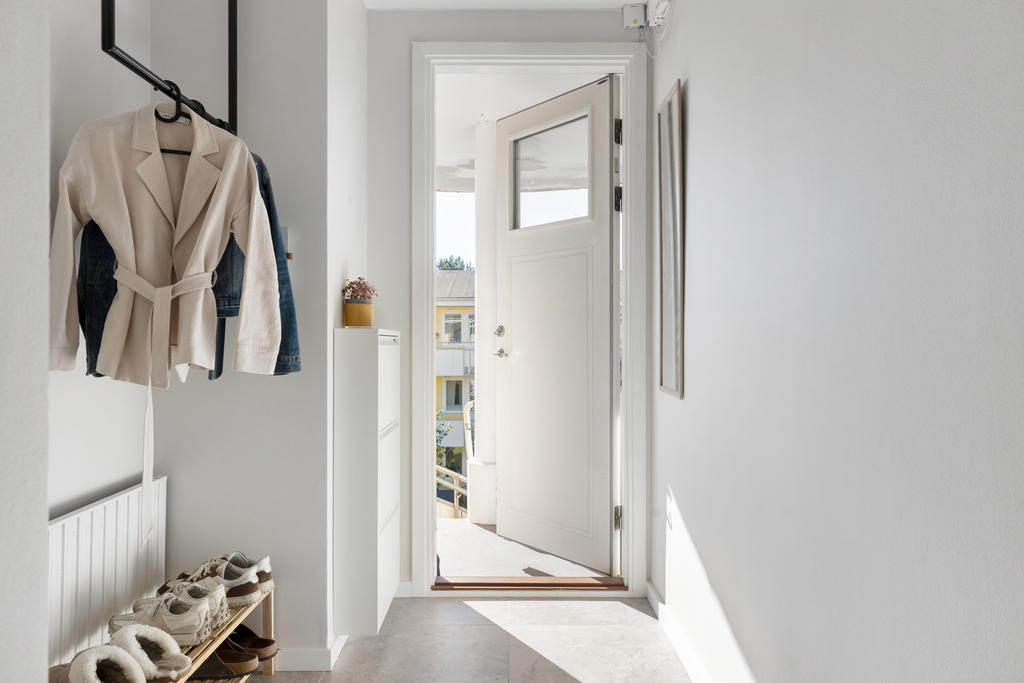 Välkomnande hall med plats för klädförvaring
