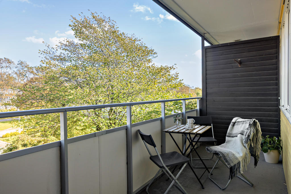 Den generösa balkongen som du kan inreda med cafégrupp eller loungemöbel