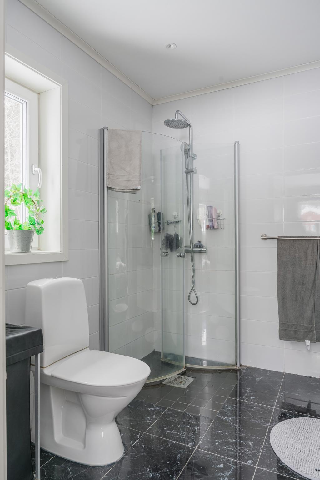 Wc/duschrum intill Master bedroom