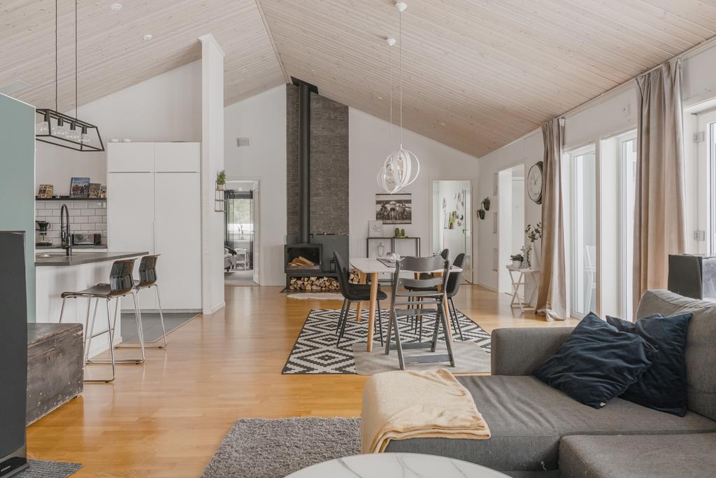 Vardagsrum mot kök och matrum