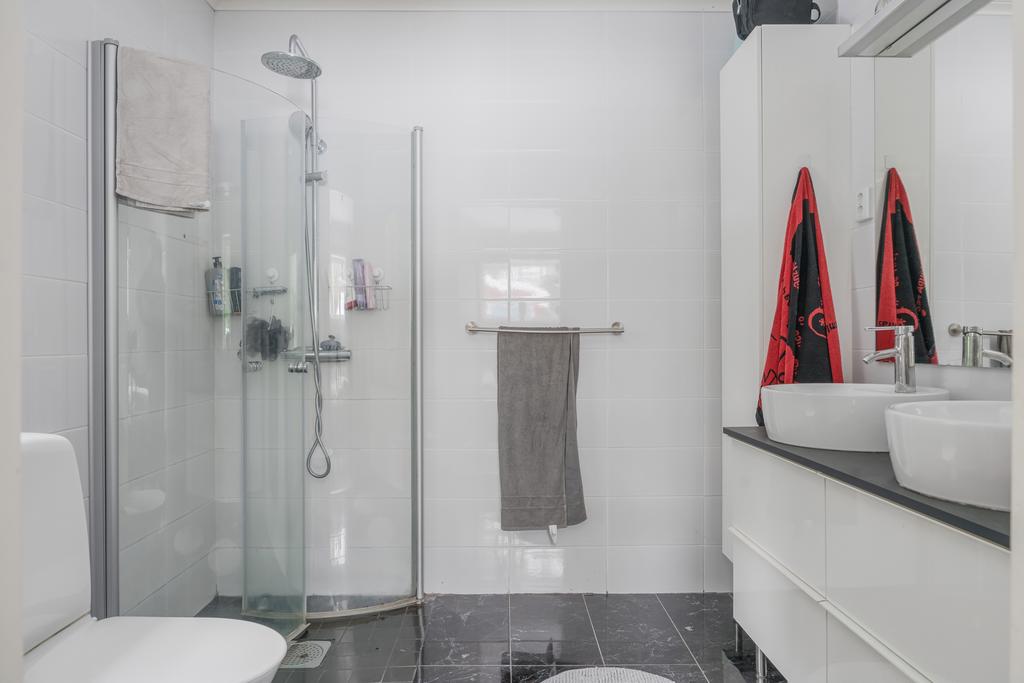 Wc/duschrum intill Master bedroom