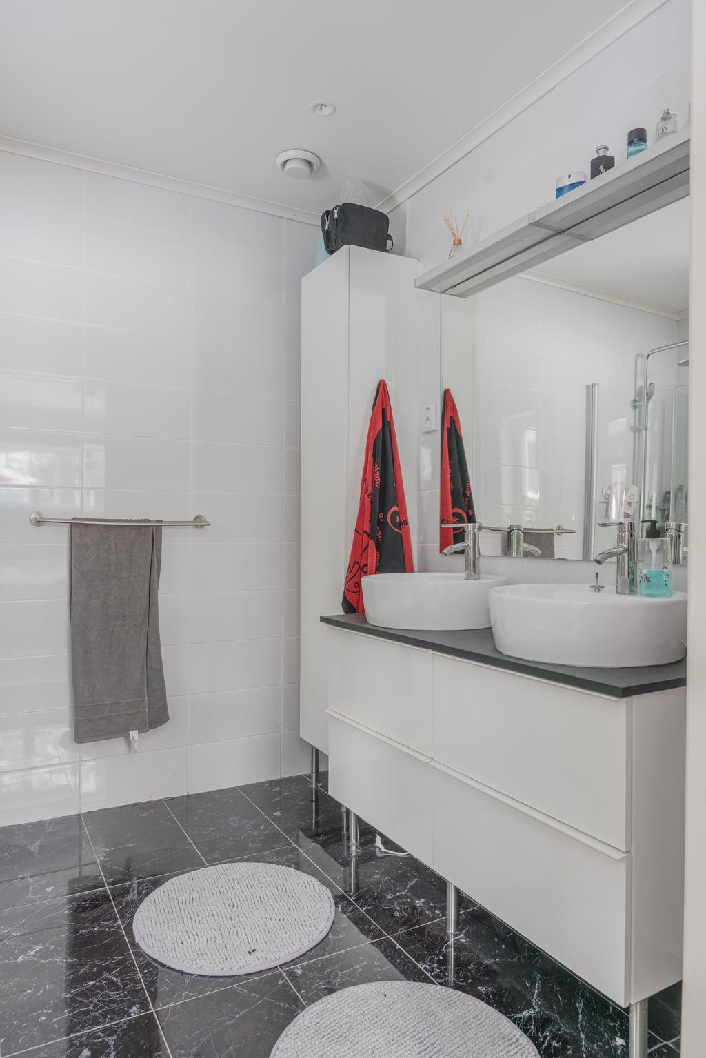 Wc/duschrum intill Master bedroom