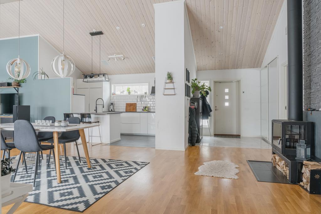 Öppen planlösning mellan vardagsrum/matrum och entréhall