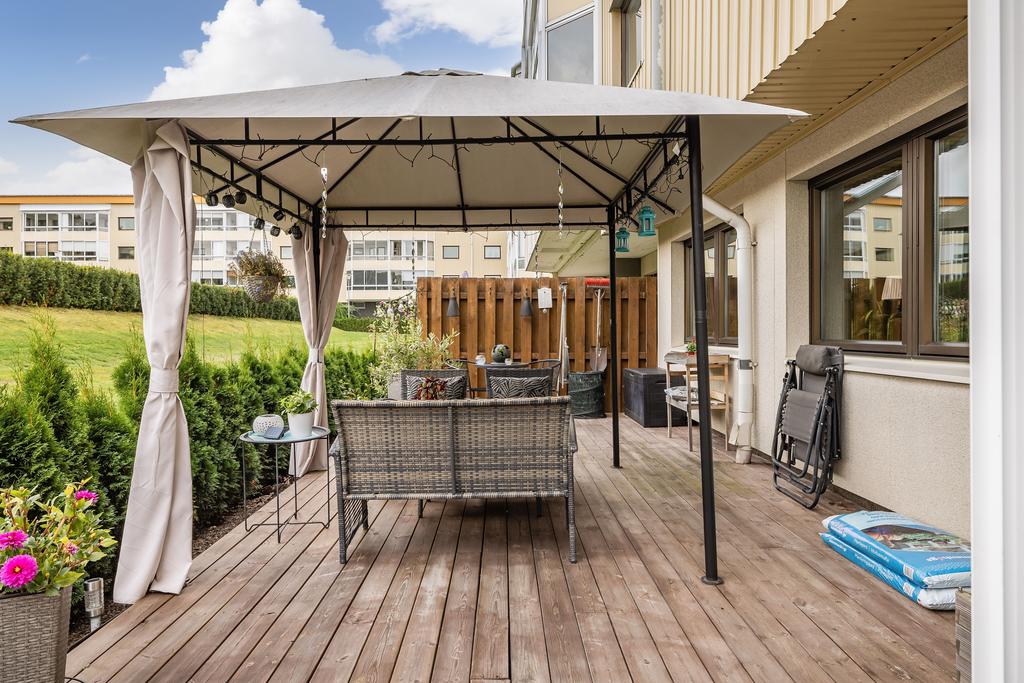 Rymlig trätrall för sköna dagar i sommarsolen