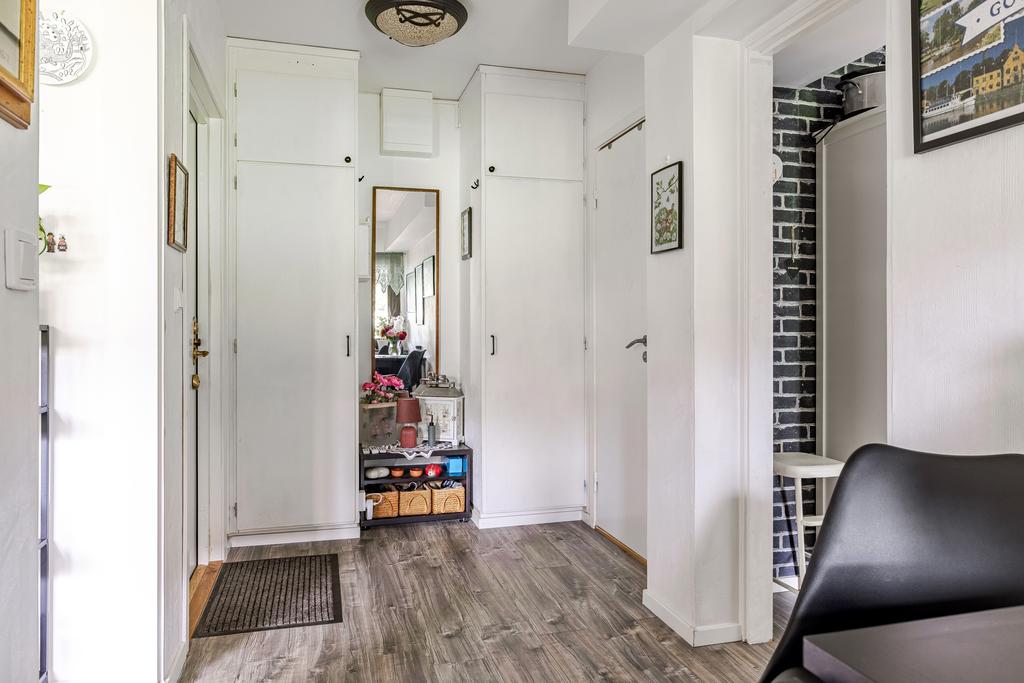 Hall med garderober för dold förvaring