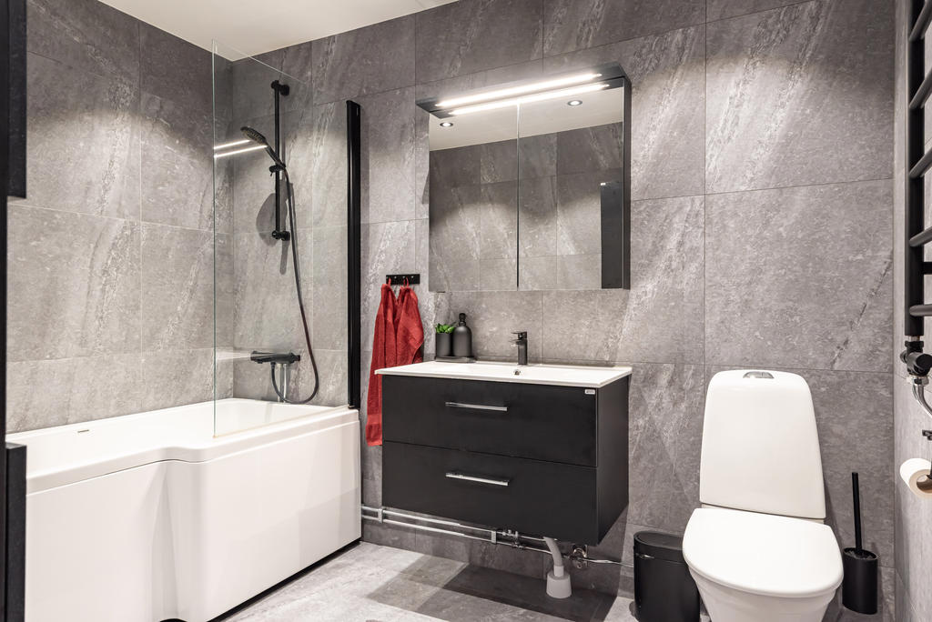 Praktiskt med badkar och dusch i ett. 