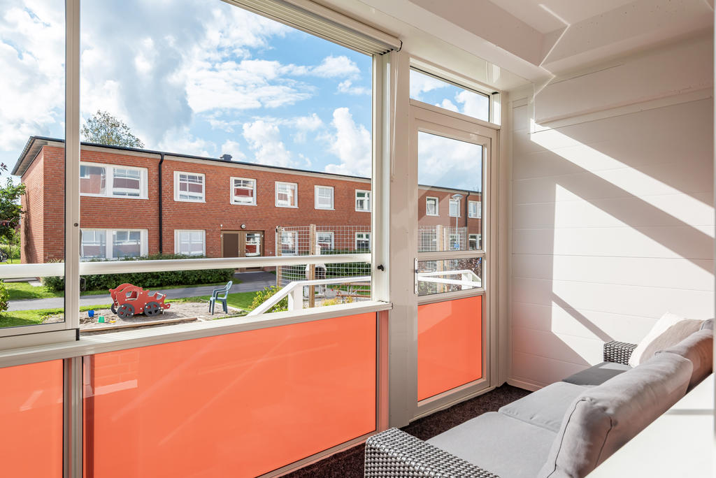 Härlig inglasad balkong med praktisk trappa direkt ner till gården