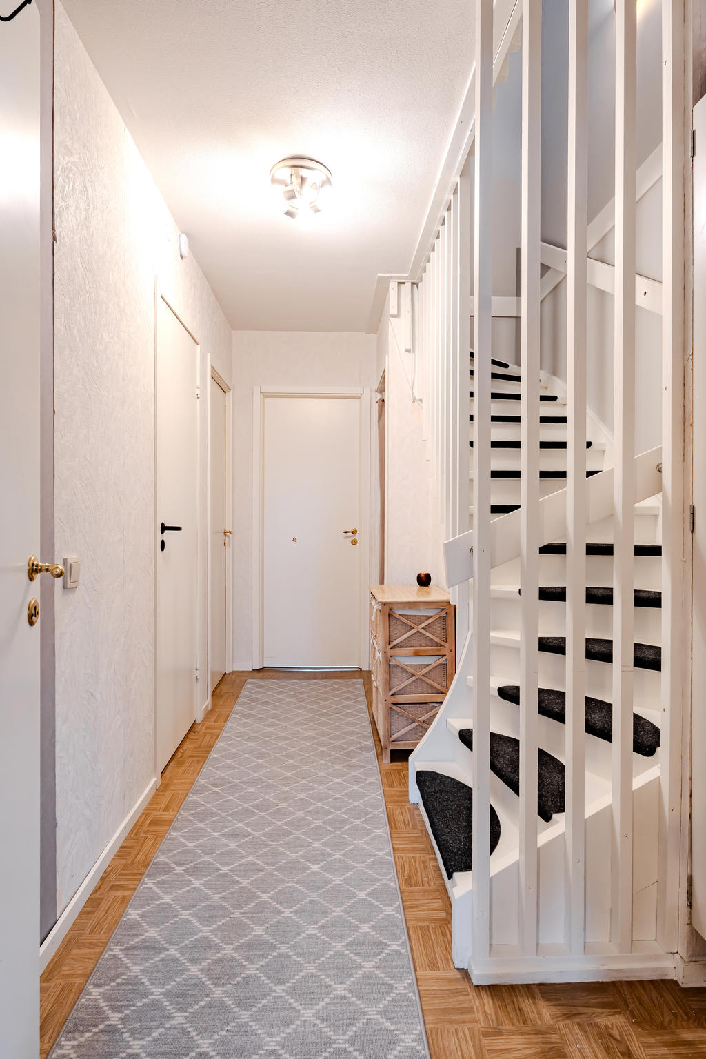 Välkommen ner till nedervåningen, under trappan finns förvaringsutrymme. 