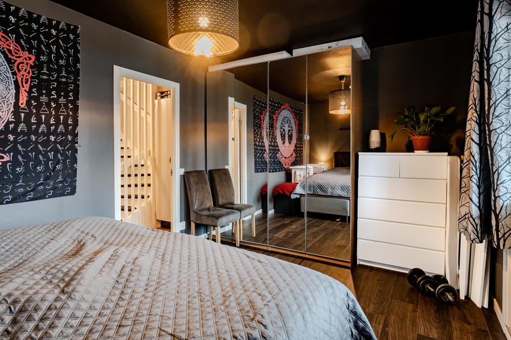 Garderober med spegeldörrar