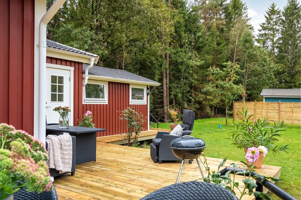 Altanen med direkt access från köket , har plats för loungemöbler, matbord och grill