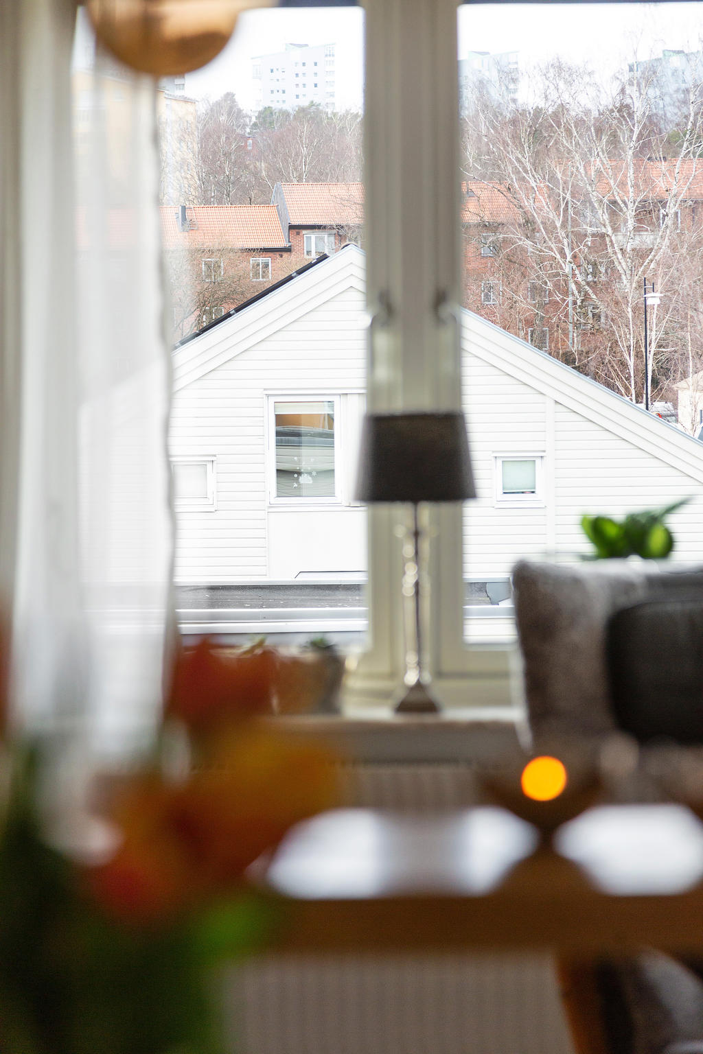 Rikligt med ljusinsläpp och härlig utsikt över hustaken.  