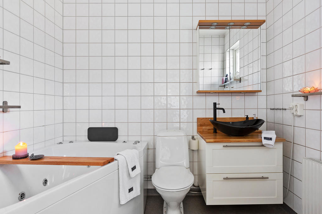 Bostadens badrum på entréplan 