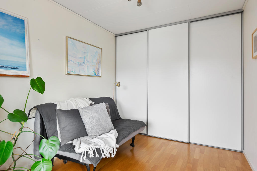 Sovrum två i suterräng plan 