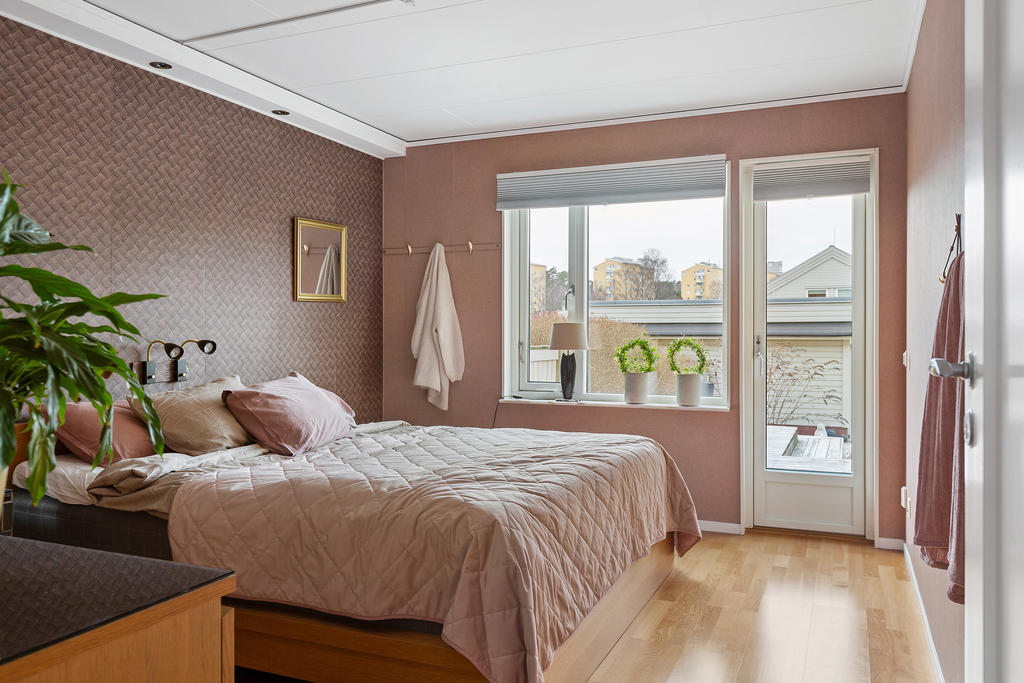 Sovrum tre i suterräng plan även här finner du utgång till trädgård och altan