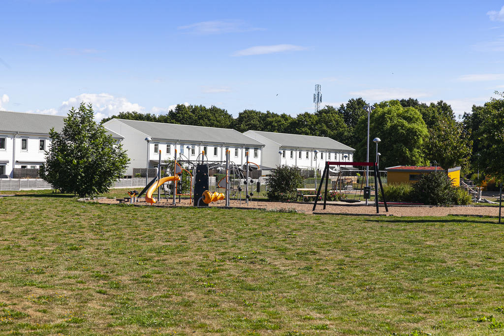Lekplats och förskola intill
