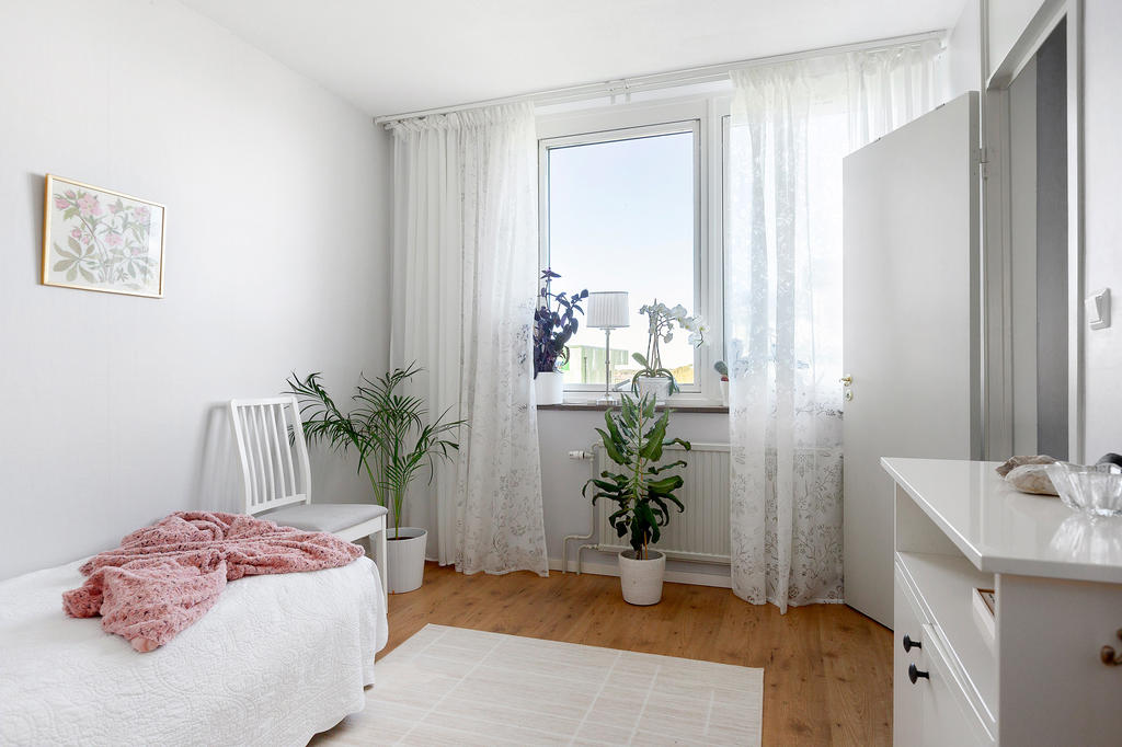 Från köket kliver du in i det andra välplanerade sovrummet som enkelt kan anpassas efter dina behov. 