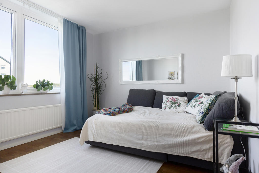 Första sovrummet finner du från hallen!