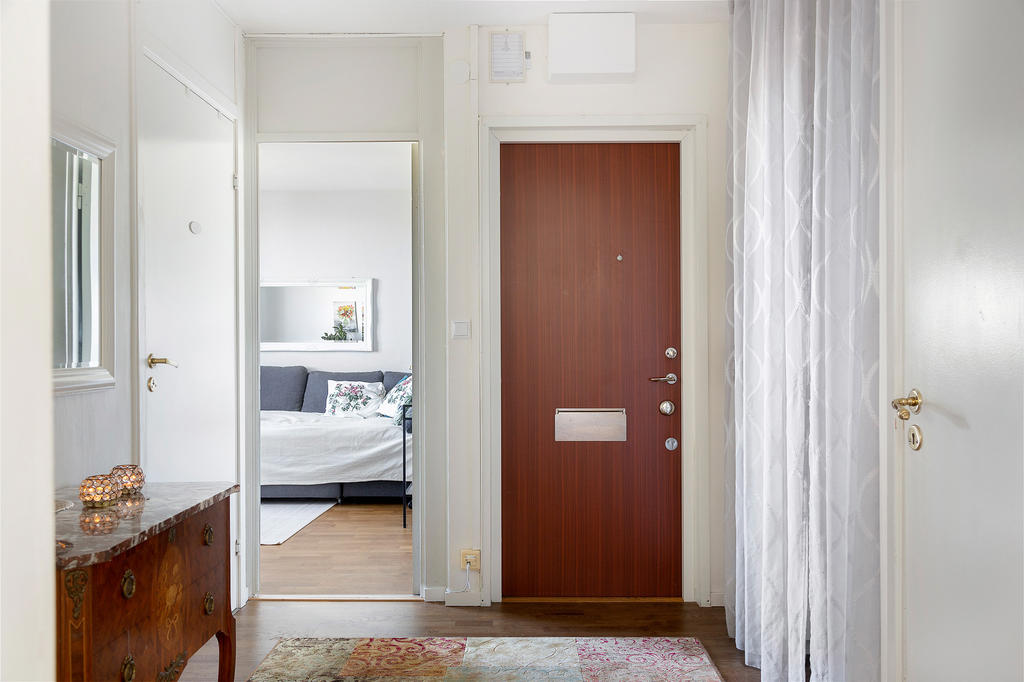 Välkommen in. Här välkomnas du av en generös hall som erbjuder gott om förvaring i klädkammare!