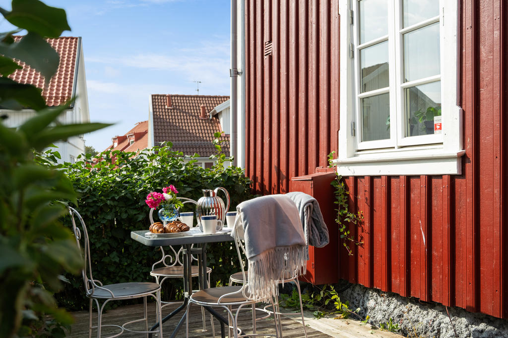 Det bjuds på fika i syrenbersån med söderläge.