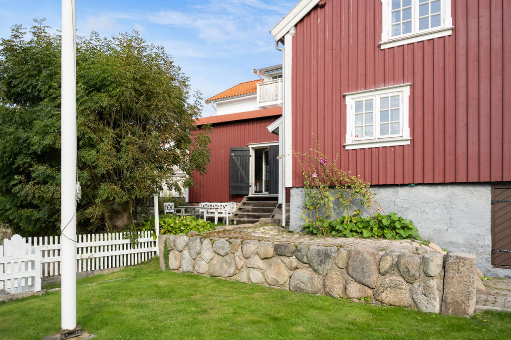 Charmig kuperad trädgård.