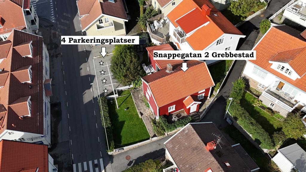 Fyra bra parkeringsplatser "markerade med stjärnor" på fastigheten med elbilsladdare.