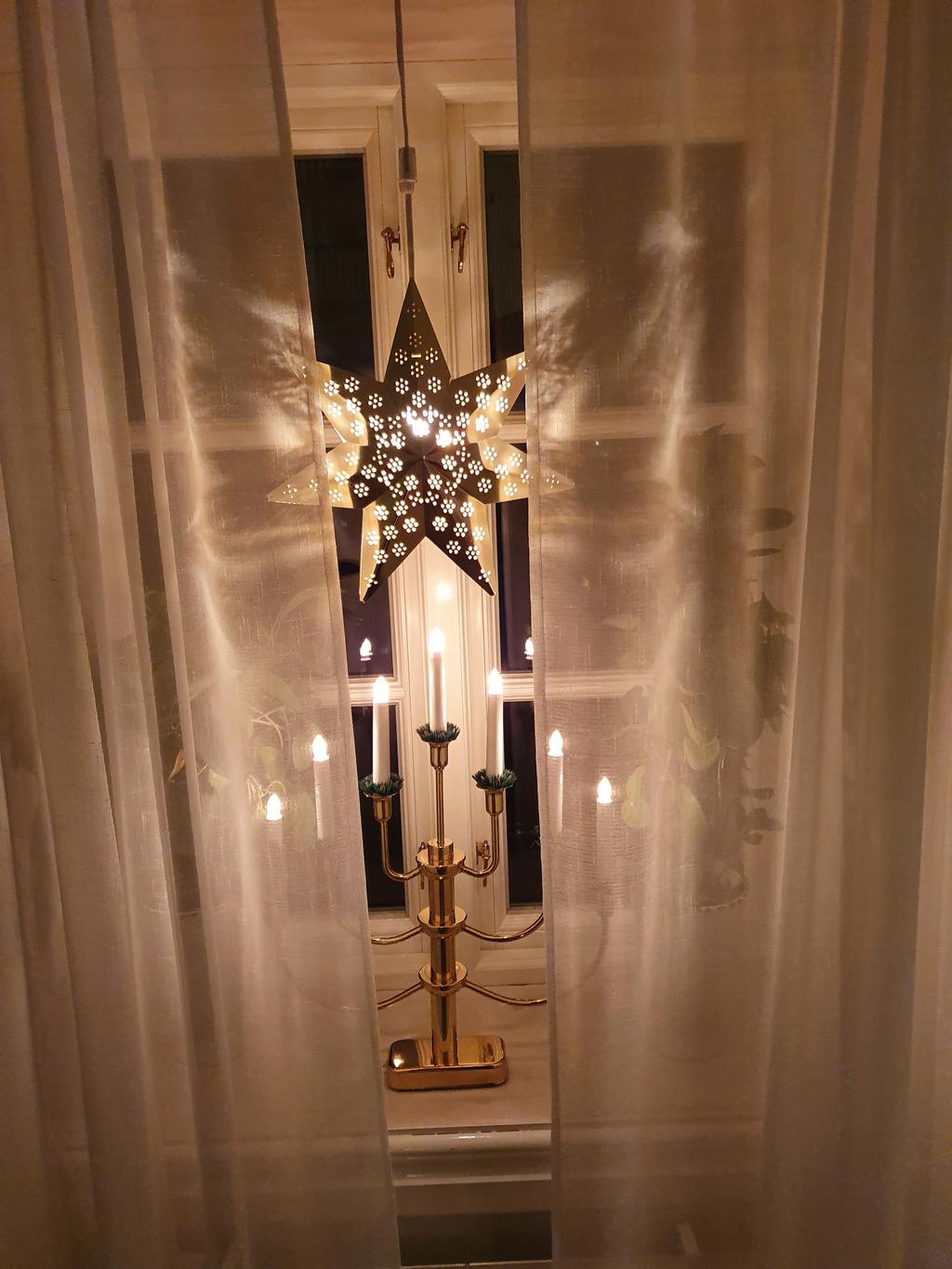 Detaljbild fönster på jul.
