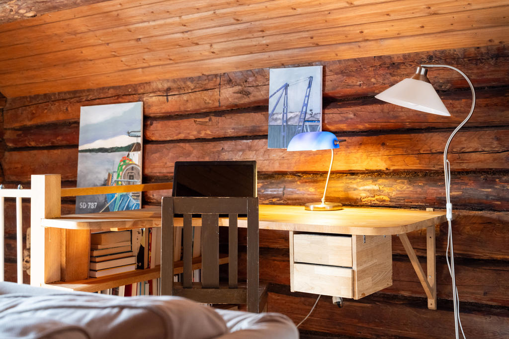 Kontorsavdelning i allrum övre plan.