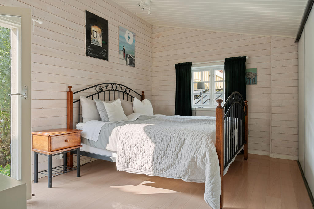 Master bedroom på entréplan intill badrummet.