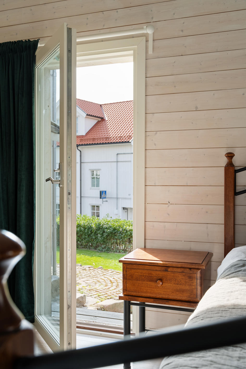 Detaljbild på entréplan och utgång från master bedroom till tillträdgården.