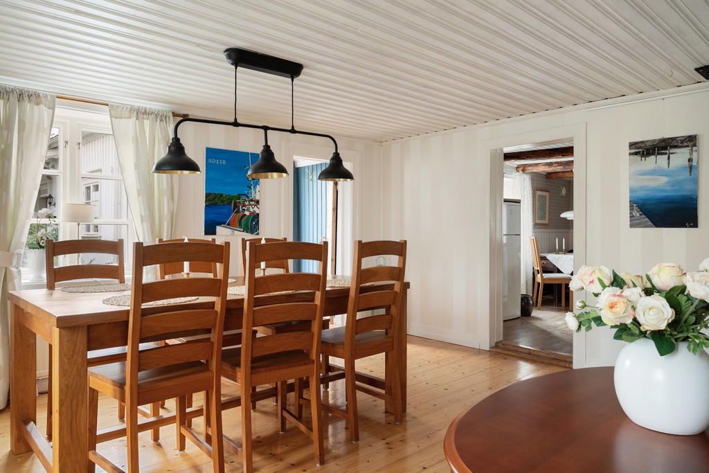 Vardagsrum har plats för både soffgrupp och matsalsbord.