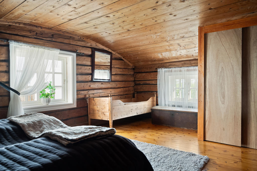 Sovrum övre plan har även plats för extra säng eller barnsäng om så önskas. Garderob med skjutdörrar i trä/playwood.