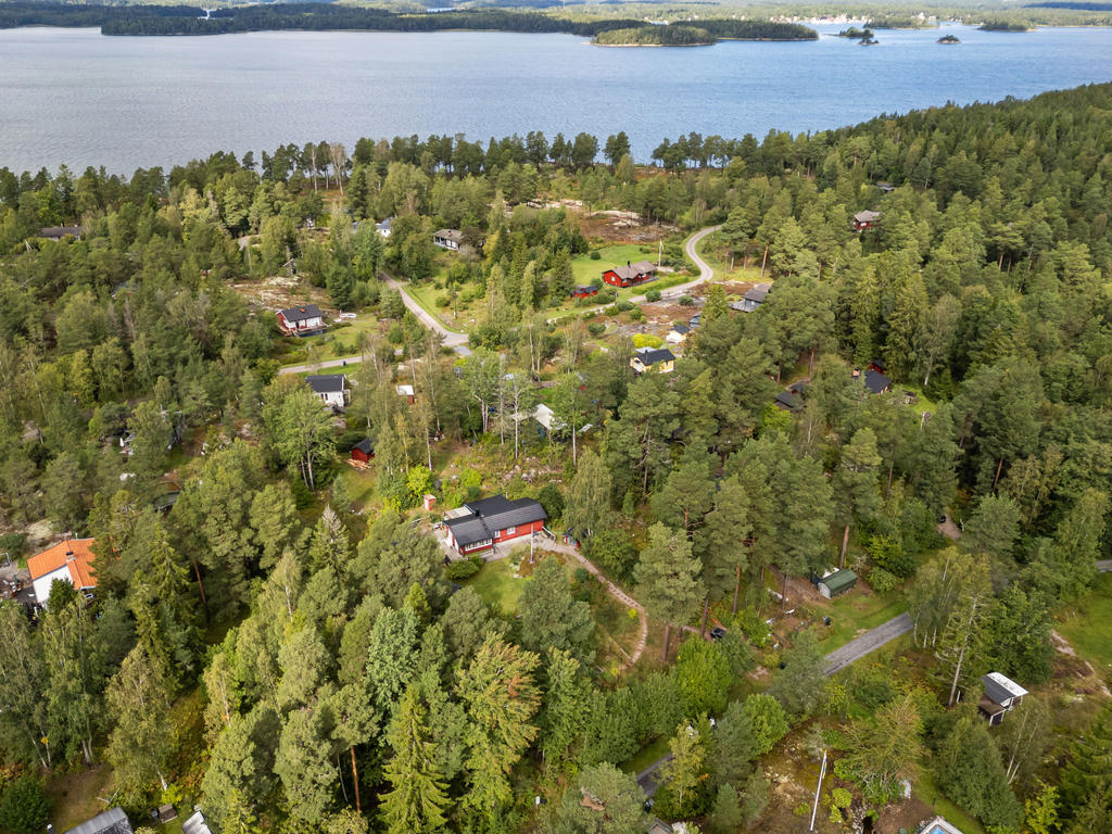 Generöst fritidshus nära havet på Tjäderängen vid Hysängen på Yxlan. 