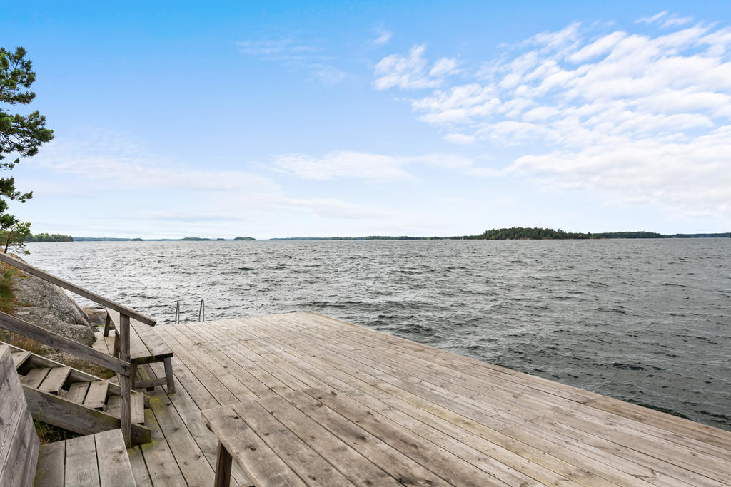 Med endast en kort promenad till havet har du tillgång till badplats och möjlighet till båtplats
