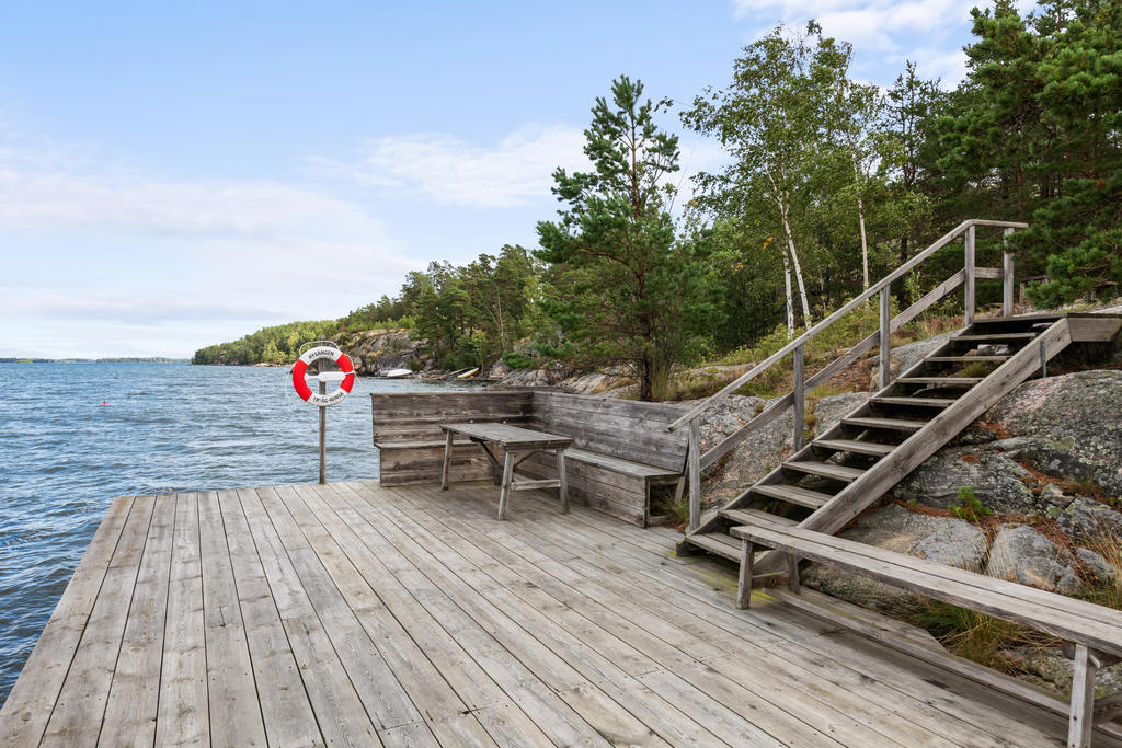 Med endast en kort promenad till havet har du tillgång till badplats och möjlighet till båtplats