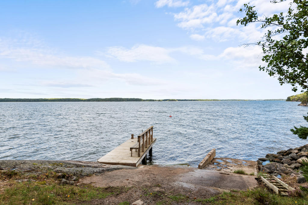 Med endast en kort promenad till havet har du tillgång till badplats och möjlighet till båtplats
