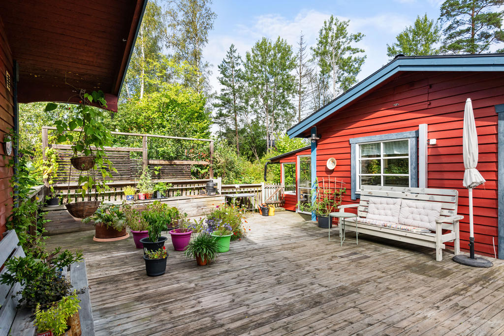 solig altan – en självklar plats för långa middagar, kafferep eller härliga sommarkalas