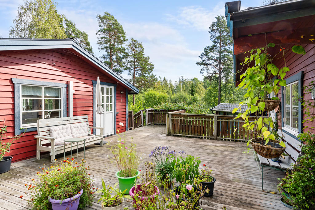 solig altan – en självklar plats för långa middagar, kafferep eller härliga sommarkalas