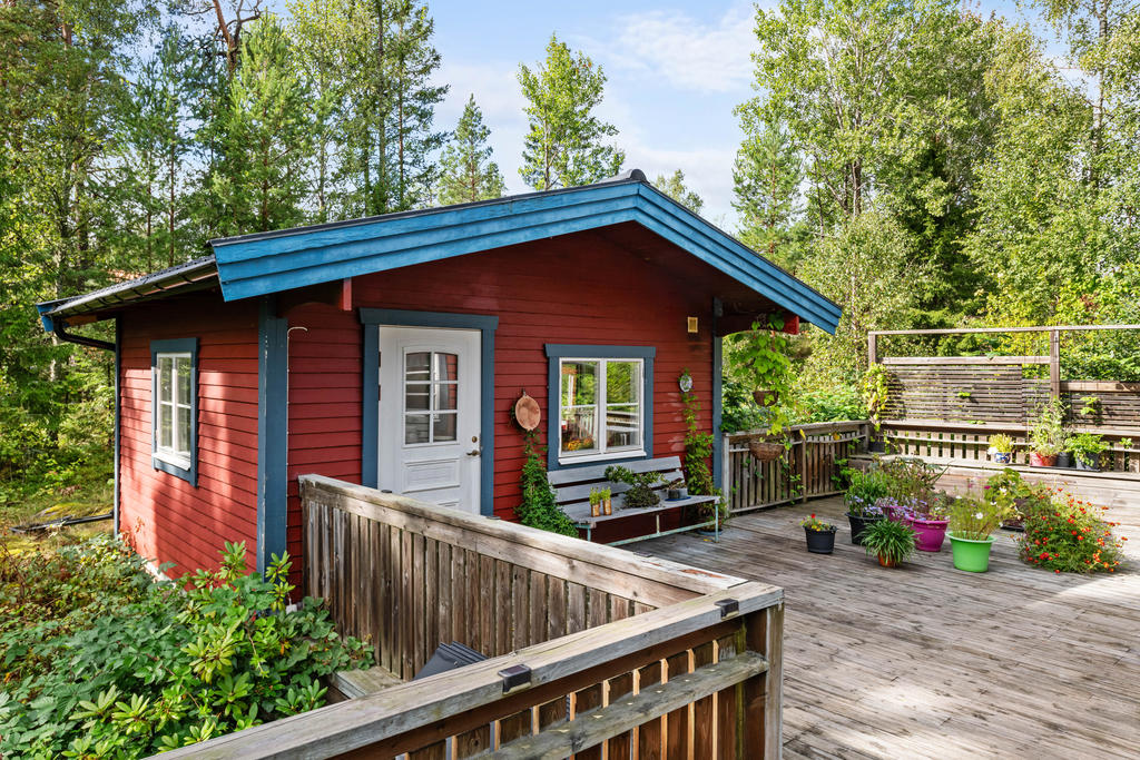 charmigt gästhus som binds samman med boningshuset genom en solig altan